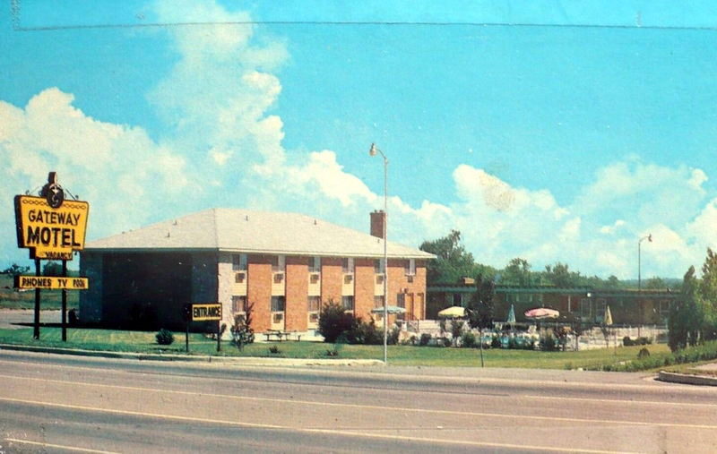 Gateway Motel - Vintage Postcard